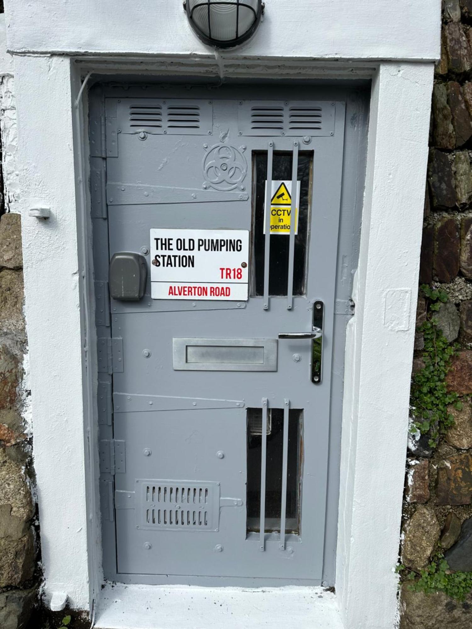 ペンザンスThe Old Water Pumping Station Quirky Underground Hobbit Houseアパートメント エクステリア 写真