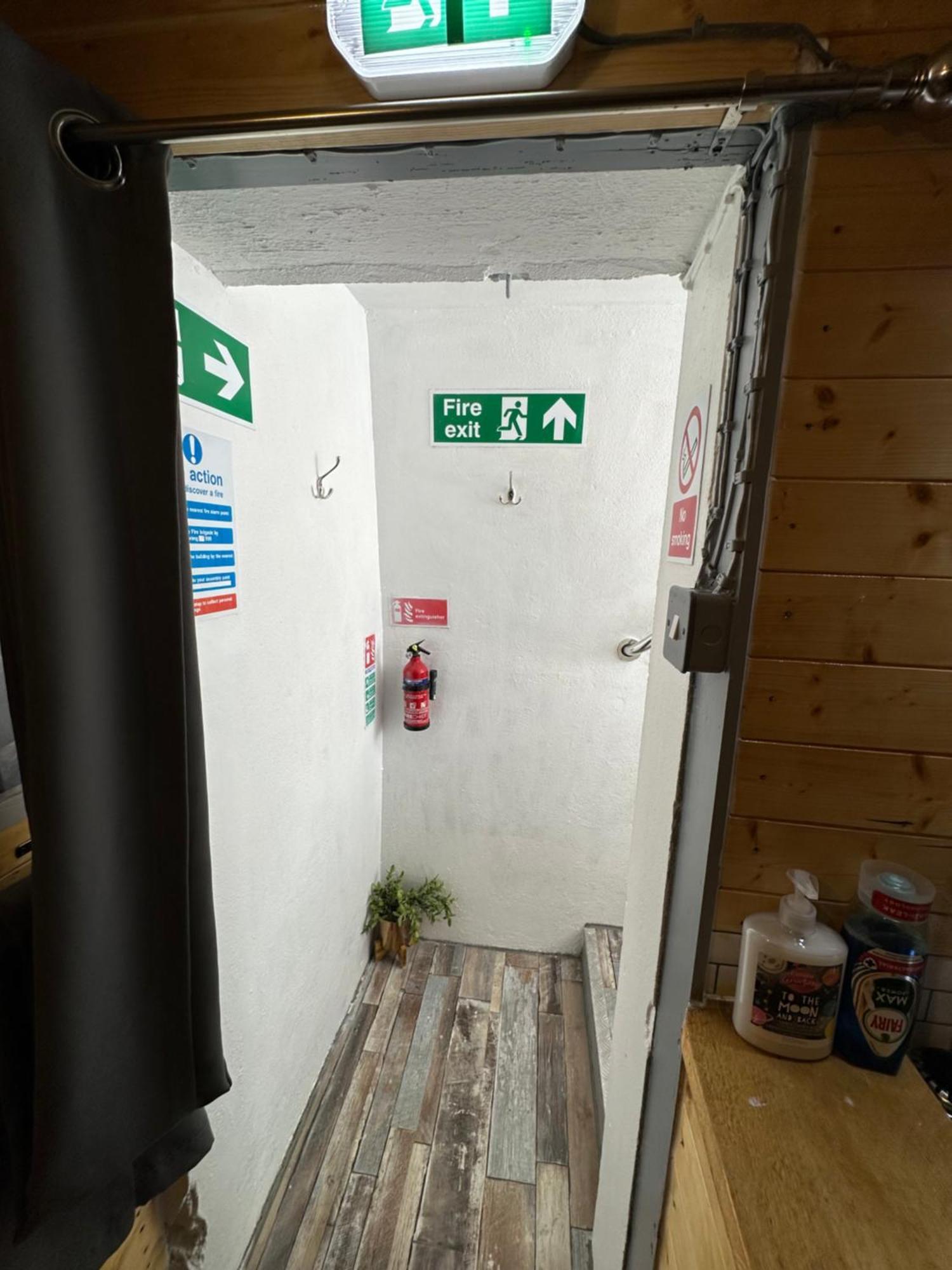 ペンザンスThe Old Water Pumping Station Quirky Underground Hobbit Houseアパートメント エクステリア 写真